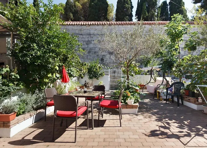 Apartment With Garden Ana